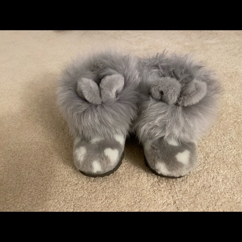 Girls bear Ugg’s